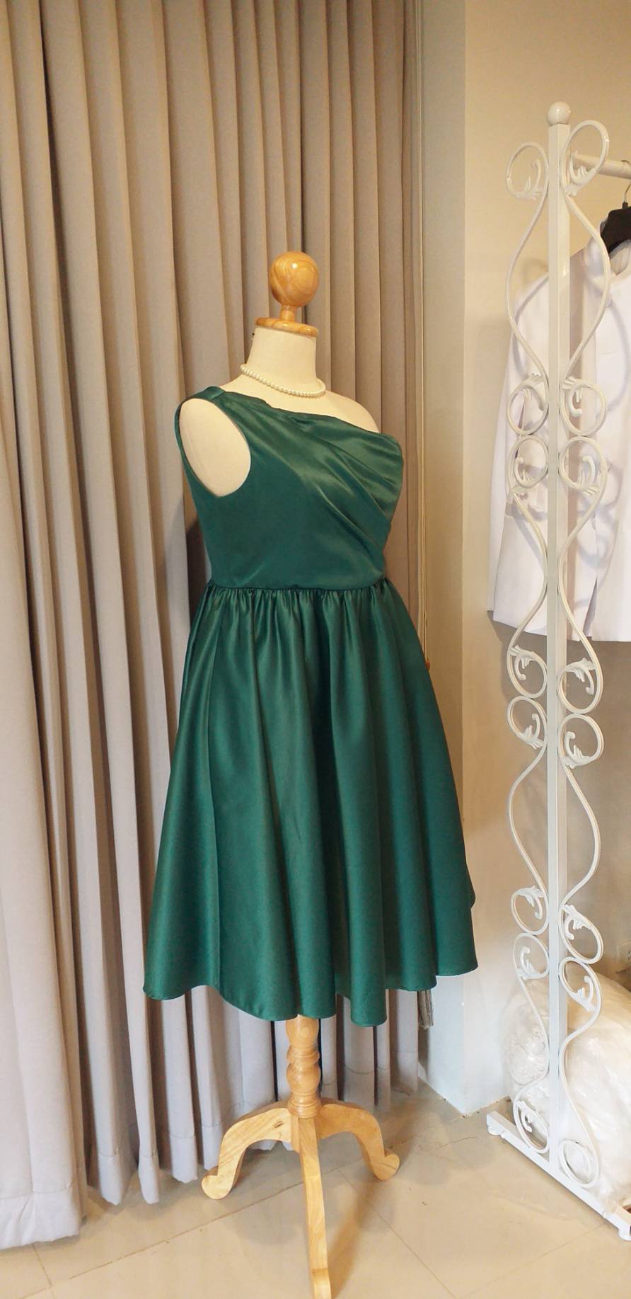 พร้อมเช่า ชุดราตรี สำหรับสาวอวบ เดรสออกงาน สีเขียว ไหล่เฉียง