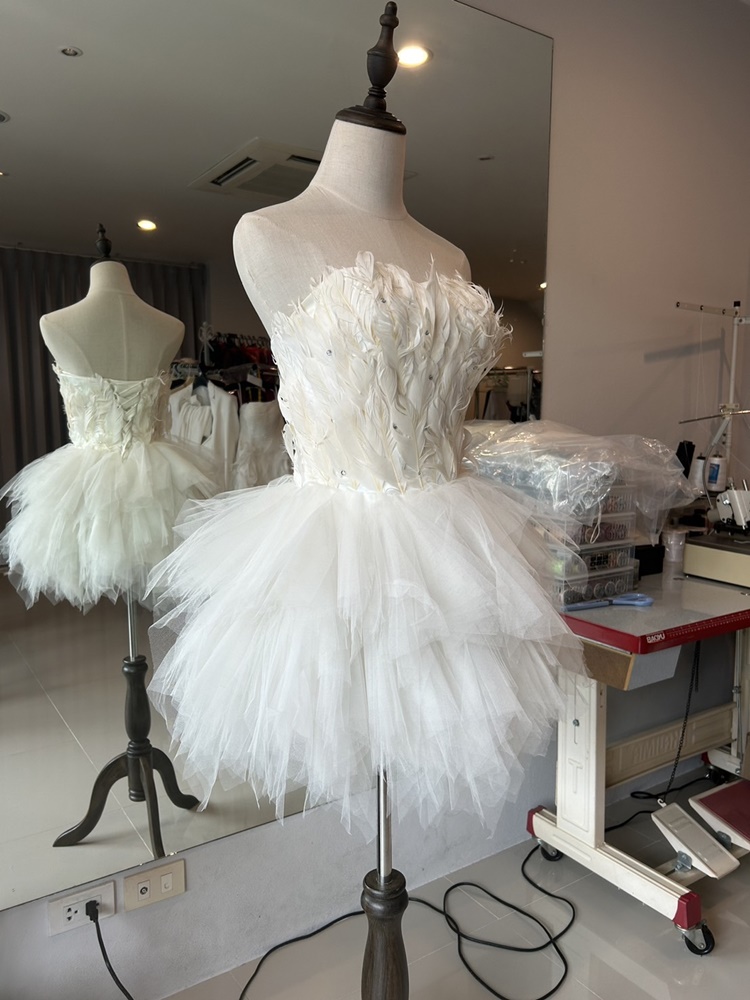 พร้อมเช่า ชุดแฟนซี ชุดราตรีสั้น สีขาว เกาะอก ขนนก กระโปรงระบายเป็นชั้น ๆ เชือกผูกหลัง