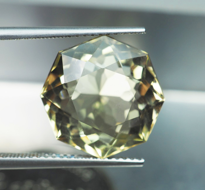 พลอยซิทรินสีเหลือง 9 กะรัตทรงแปดเหลี่ยม