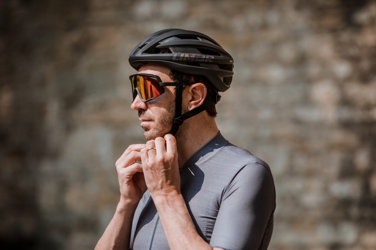 แว่นกันแดด Limar CAOS cycling sungalsses กรอบแว่นผลิตจาก Grilamid TR90 น้ำหนักเบา ยืดหยุ่น และทนทานมากกว่าโพลีคาร์บอเนตทั่วไป ป้องกันรังสี UV400 ได้ 100%