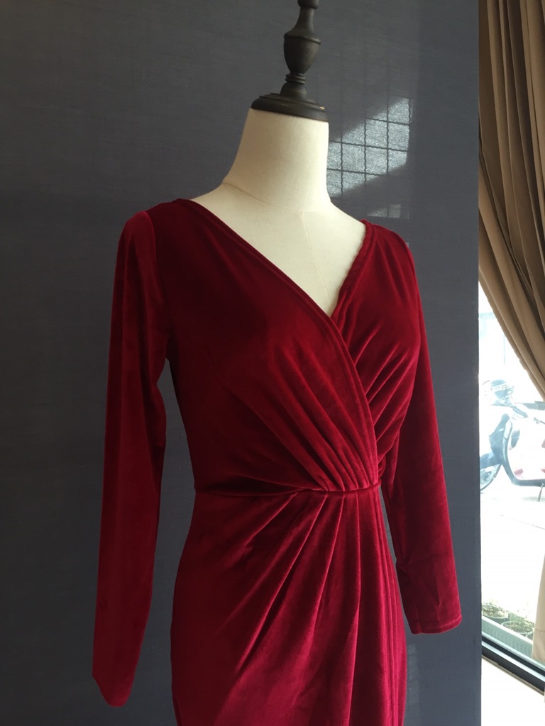 พร้อมส่ง ชุดราตรียาว กำมะหยี่แขนยาว เดรสยาวทรงหางปลา สีไวน์แดง