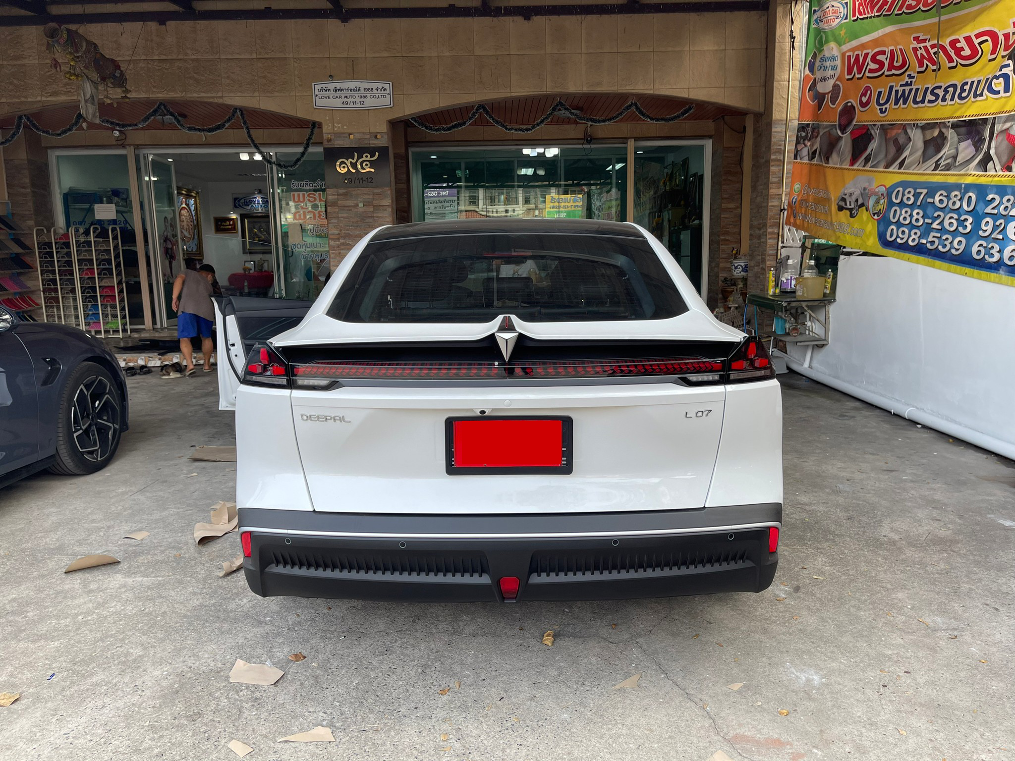 พรมรถยนต์ Changan Deepal L07 ปูพรม6D สีดำด้ายดำ 3 ชิ้น ในห้องโดยสาร