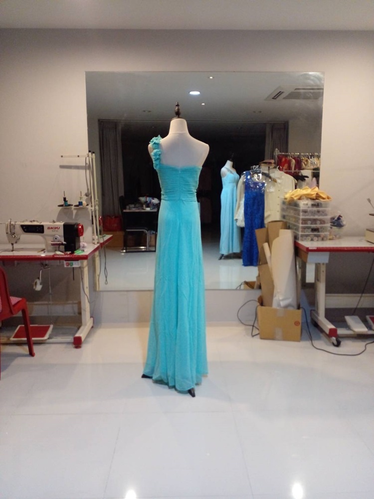 พร้อมเช่า ชุดราตรียาว เกาะอก ไหล่เดียว สีฟ้า จับเดรปไขว่ช่วงหน้าอก แต่งดอกไม้ช่วงไหล่ (XL - 4XL)