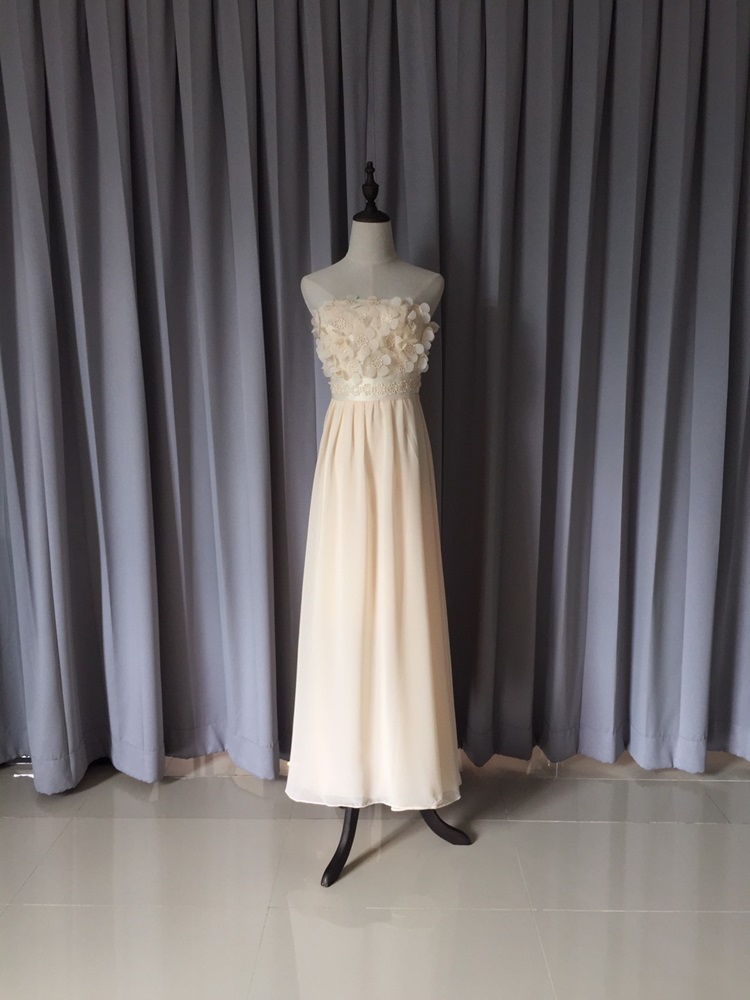 พร้อมส่ง ชุดราตรียาว ชุดเพื่อนเจ้าสาว สีครีม แบบ D เกาะอกลูกไม้ ช่วงอกแต่งกลีบดอกสวย (เชือกผูกด้านหลัง)