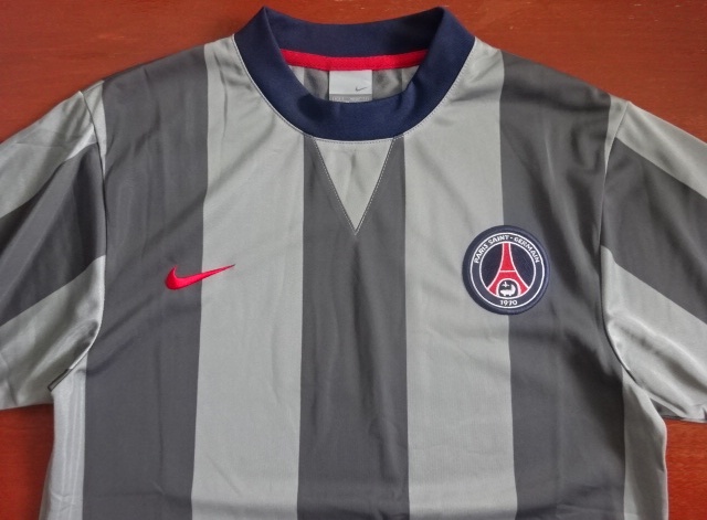 เสื้อที-เชิ๊ต (เสื้อยืดคอกลม) ฟุตบอล ทีมสโมสรปารีส แซงต์ แชร์กแมง ชุดที่ระลึก 2007 ใหม่ L-Size / PARIS SAINT GERMAIN Football T-Shirt Souvenir Kit 2007 Jersey NEW L-Size