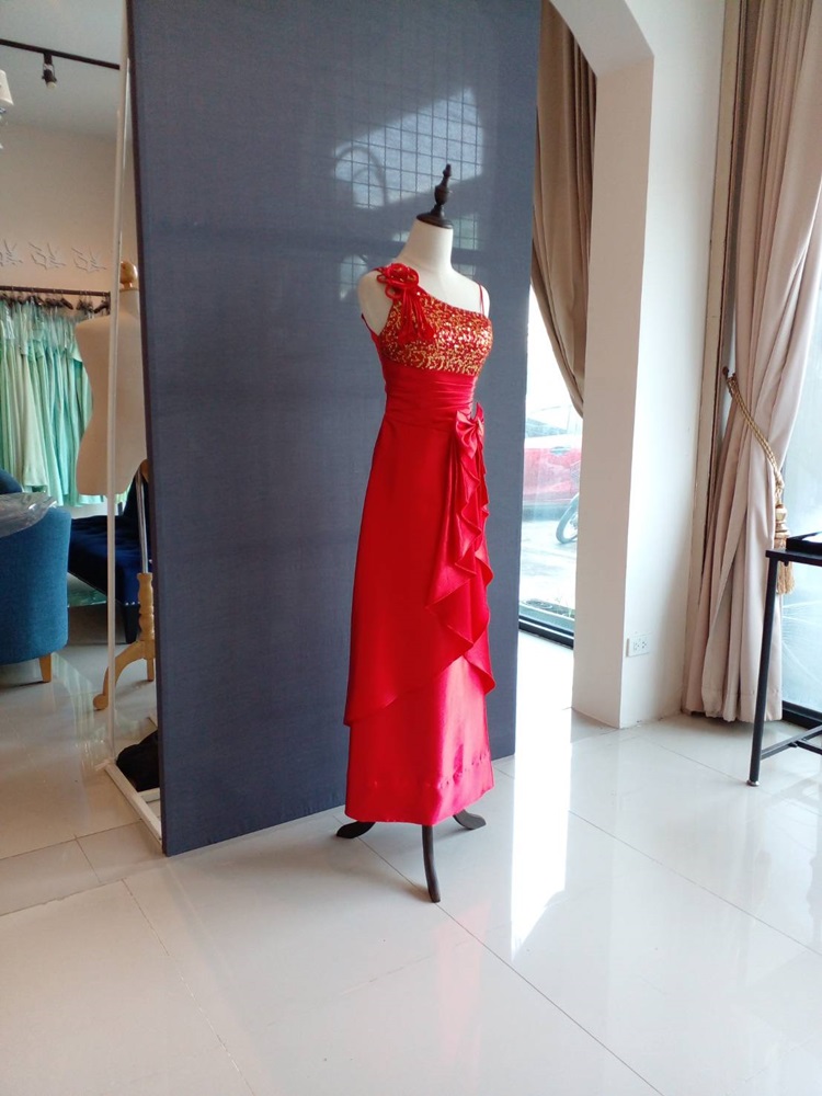 พร้อมเช่า ชุดราตรียาว ไหล่เฉียง สีแดงสด ปักเลื่อมไล่สี จับจีบแต่งโบว์ช่วงเอว ประดับดอกไม้สวยหวานบนไหล่