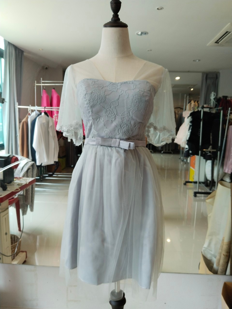 พร้อมส่ง ชุดราตรีสั้น เพื่อนเจ้าสาว กระโปรงตาข่าย สีเทา แบบ C แขนระบาย พรางต้นแขน อกแต่งลูกไม้ พร้อมโบว์คาดเอว (จับสม๊อกด้านหลัง)