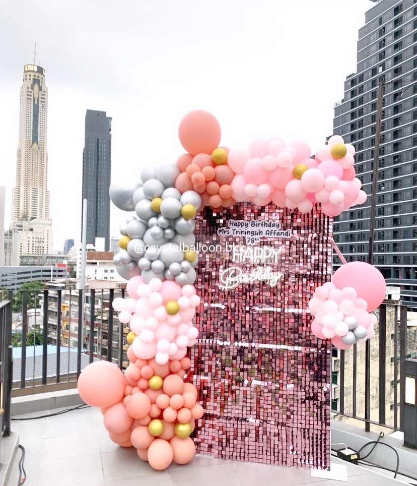 Organic Backdrop Happy Birthday ฉากวิบวับสีชมพู ขนาด กว้าง 1.2 เมตร สูง 2 เมตร พร้อม ป้ายตัวอักษร Happy Birthday ป้ายไฟ , ป้ายโฟมบอร์ด ขนาด 60 เซน พร้อมตกแต่ง สามารถเปลี่ยนสีลูกโป่ง/เปลี่ยนข้อความ/เปลี่ยนสี-ฉากได้