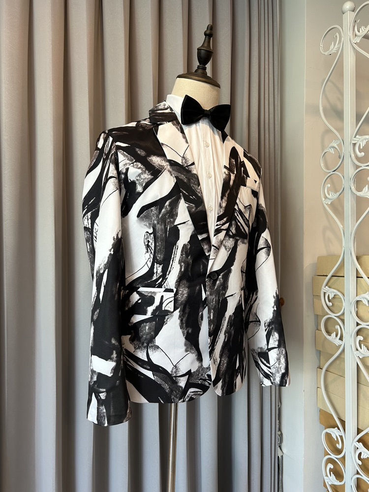 พร้อมเช่า เสื้อสูทชาย สีขาวดำ พิมพ์ลายหินอ่อน กับกางเกงสแลคดำ