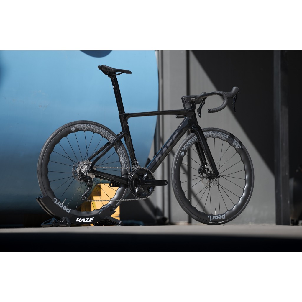 NEW 2026 Kaze Race Kansai 3 EVO.Ver | รถจักรยานเสือหมอบคาร์บอน 12 Speeds Shimano 105 Disc – น้ำหนักเบา 8 กก. ได้มาตรฐาน UCI