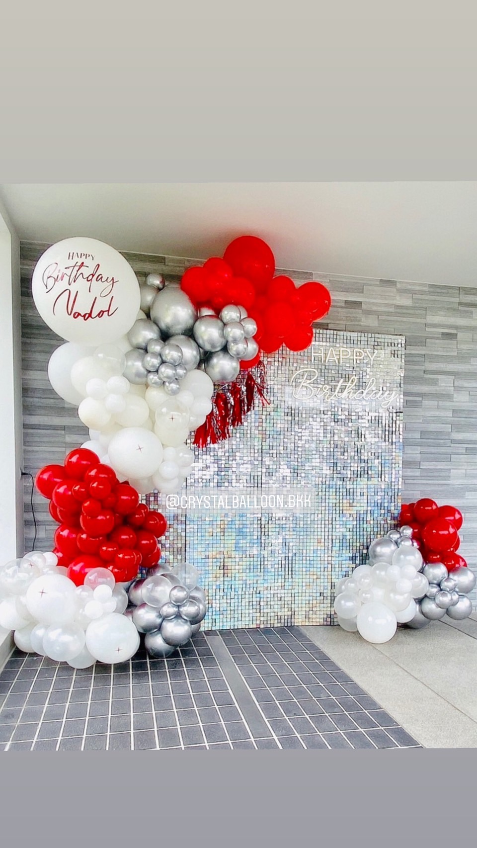 Organic Backdrop ฉากวิบวับ สีเงิน ขนาด 2.4x2.4 Theme แดง-ขาว พร้อม ป้ายตัวอักษรไฟ พร้อมตกแต่ง สามารถเปลี่ยนสีลูกโป่ง/เปลี่ยนข้อความได้