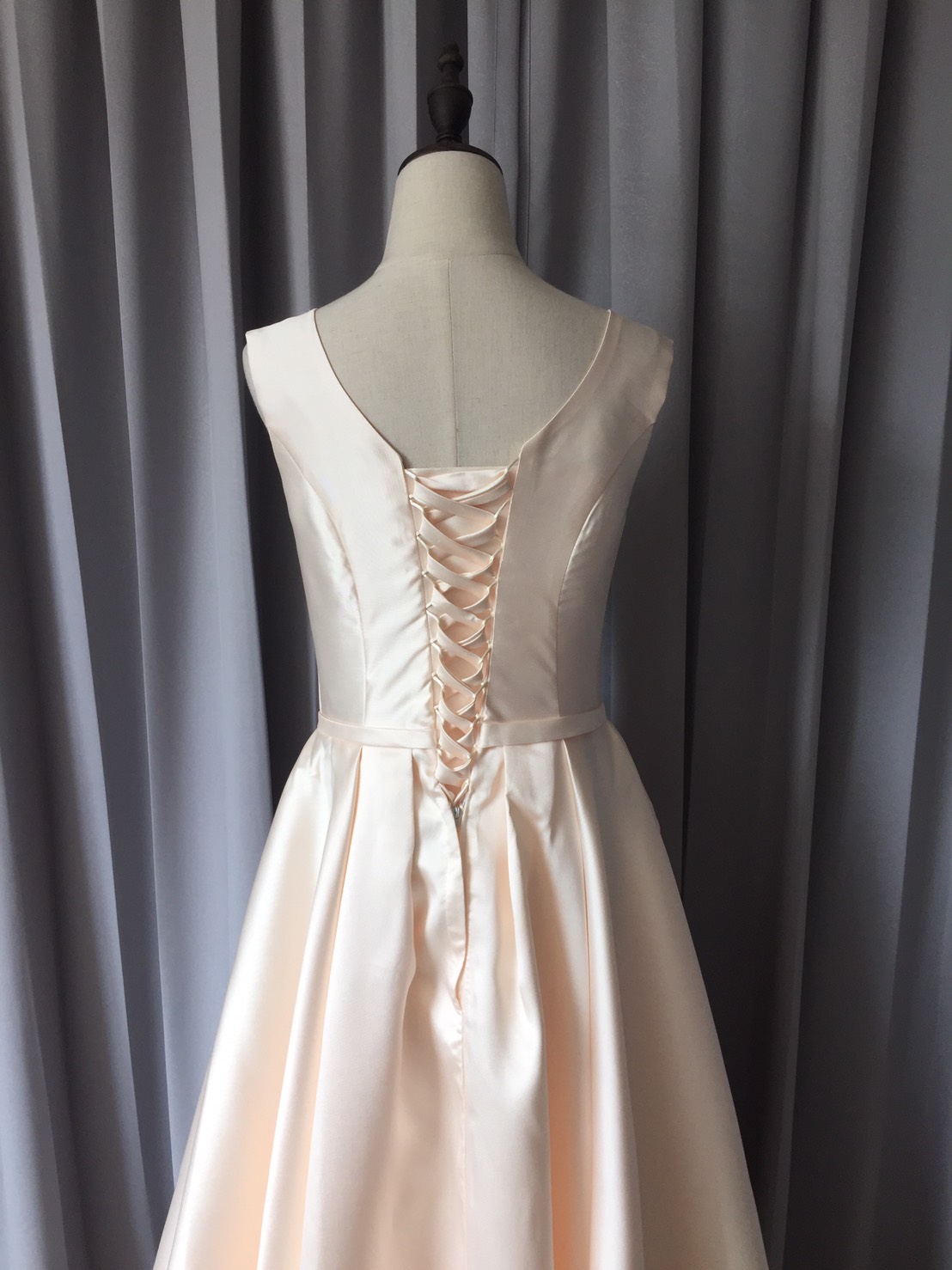 พร้อมส่ง ชุดราตรียาว แบบแขนกุด ผ้าซาตินเรียบหรู แต่งโบว์2ชั้น ช่วงเอว สีครีม Champagne (เชือกผูกหลัง)