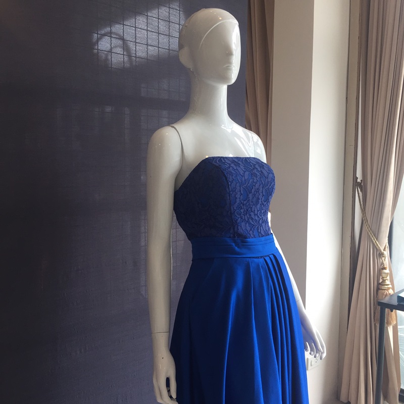 พร้อมเช่า ชุดราตรียาว เกาะอกลูกไม้ ทรงเรียบหรูเนื้อผ้าซาติน แต่งกระเป๋าเก๋ๆ สำเนา