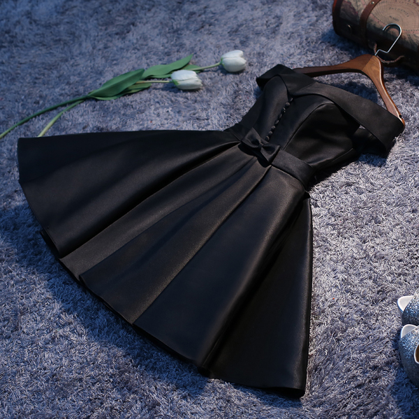 พร้อมเช่า ชุดราตรีสั้น แบบไหล่ปาด สไตล์วินเทจผ้าไหมดัชเชส กระโปรงทรง แต่งเม็ดกระดุม&โบว์ สีดำ (เชือกผูกหลัง)