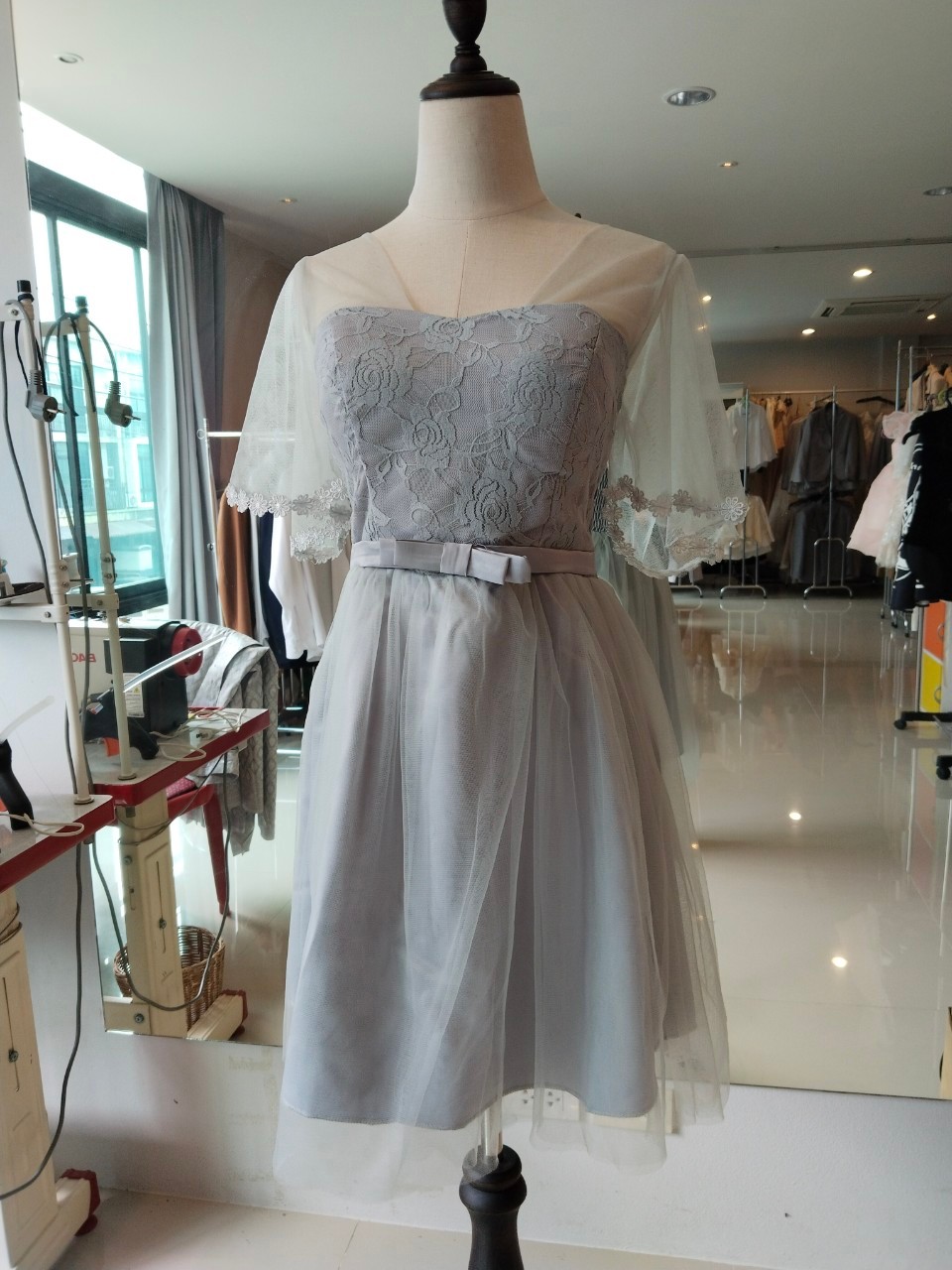 พร้อมส่ง ชุดราตรีสั้น เพื่อนเจ้าสาว กระโปรงตาข่าย สีเทา แบบ C แขนระบาย พรางต้นแขน อกแต่งลูกไม้ พร้อมโบว์คาดเอว (จับสม๊อกด้านหลัง)