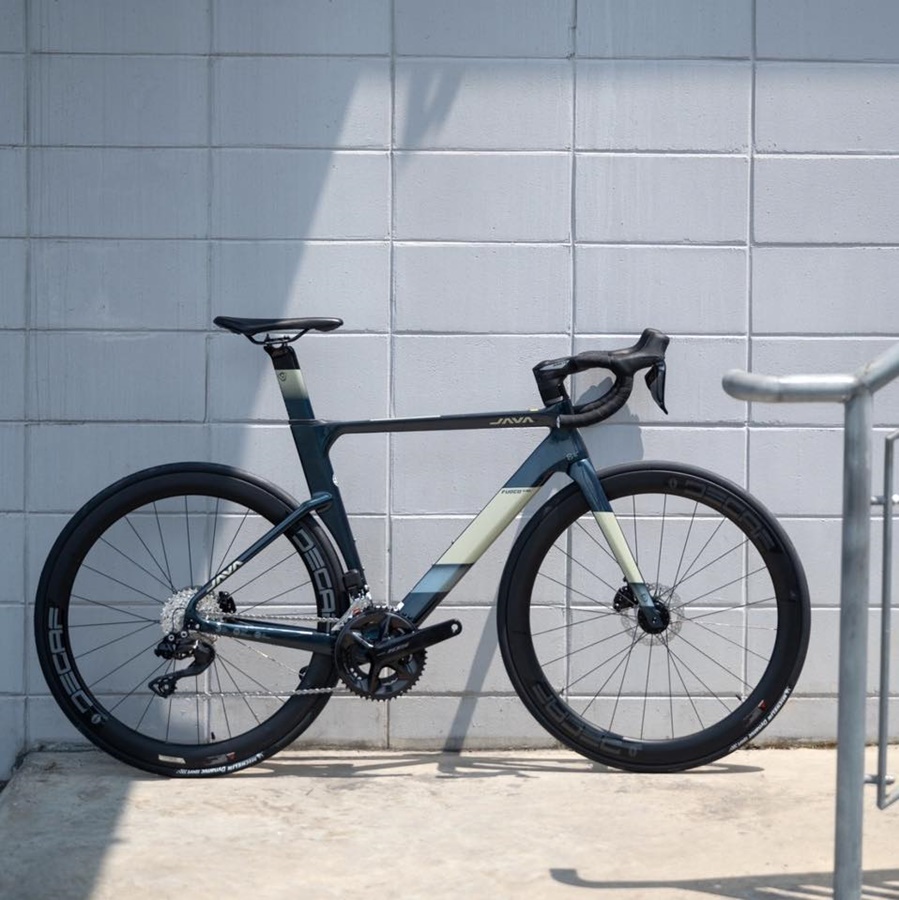 จักรยานเสือหมอบ JAVA FUOCO TOP PRO FULL CARBON ชุดขับเคลื่อนเกียร์ไฟฟ้า SHIMANO 105 Di2 24speed ผ่านการรองรับมาตรฐาน UCI