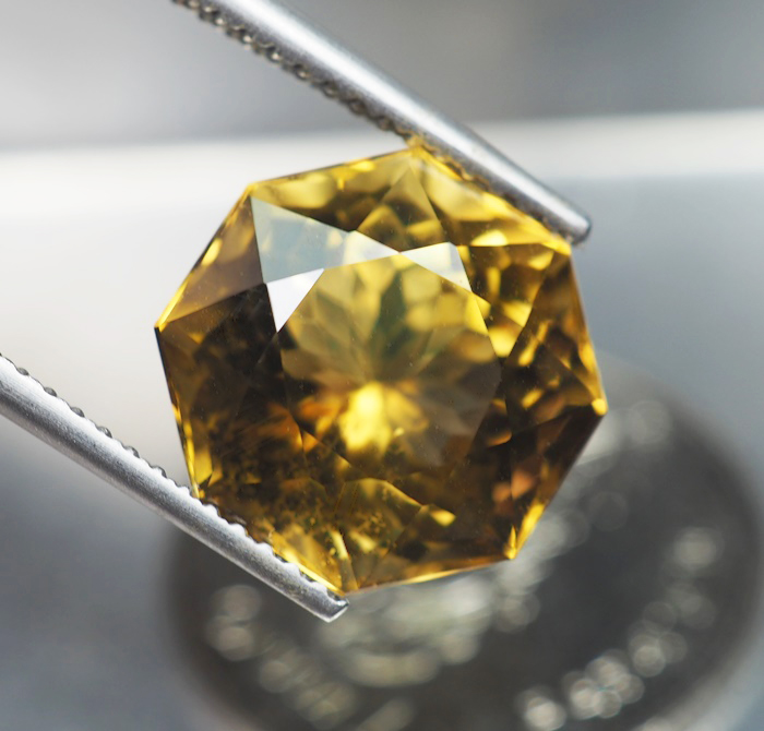 พลอยซิทรินสีเหลือง 6 กะรัตทรงแปดเหลี่ยม