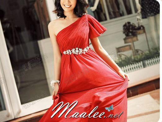 พร้อมส่ง ชุดราตรียาว สีแดง ไหล่เดียว แขนย้วย ผ้าอัดพลีทสวย แต่งเลื่อมช่วงเอว