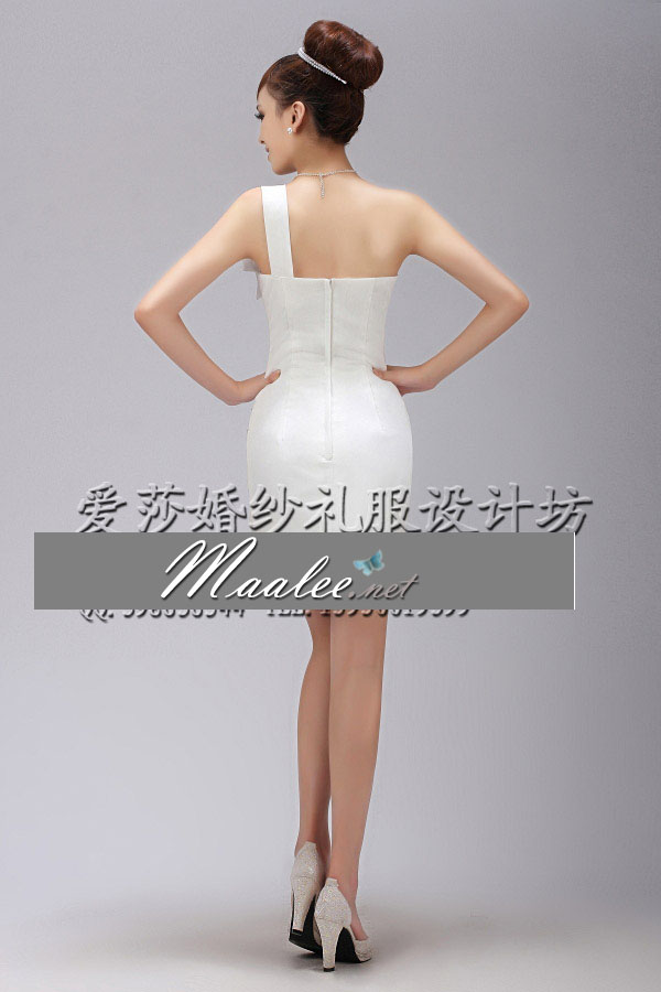 พร้อมเช่า ชุดราตรีสั้น สีขาว เข้ารูป ไหล่เดียว ปักเลื่อมตัว V แต่งระบายไหล่