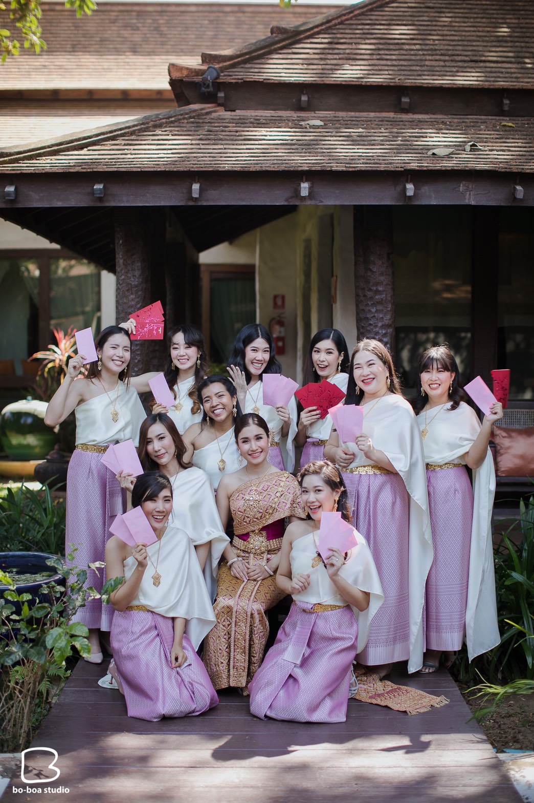 เช่า ชุดไทย ชุดเพื่อนเจ้าสาว ชุดไทยผ้าถุงสีม่วง สไบเรียบสีงาช้าง