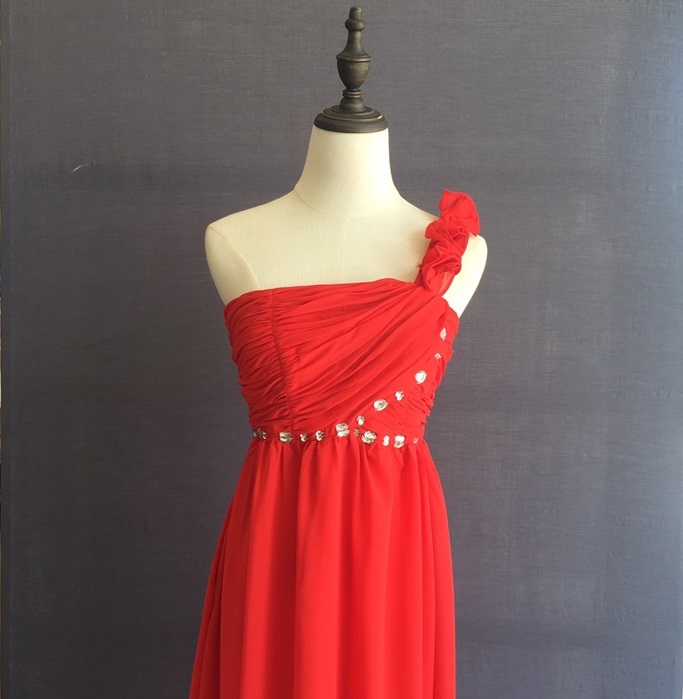 พร้อมส่ง ชุดราตรียาว เกาะอก ไหล่เดียว จับจีบเก๋ แต่งแถบคริสตัลช่วงอก สีแดง