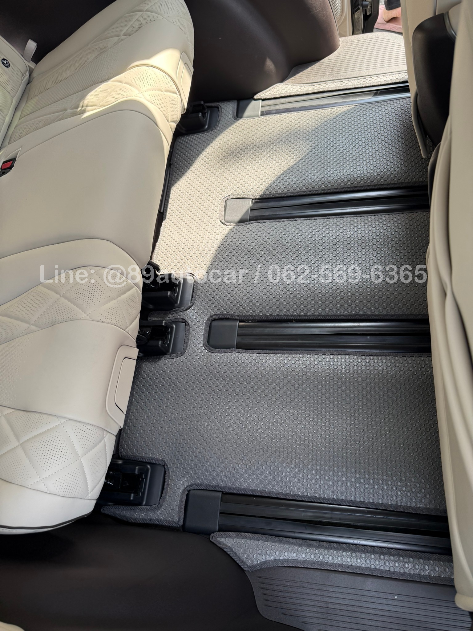 ผ้ายางปูพื้นรถตู้ BYD Denza D9 ปู พรมกระดุมสีเทาขอบเทา เข้ารูป เต็มคัน