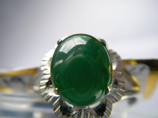 หยกพม่า jadeite หรือ jade สีเขียวเข้มกลางๆ เนื้อน้ำผึ้งปนเทียน สะอาดผิวเนียนสวย ขนาด 9.60x7.62x3.53mm. นน. 2.01 ct. ราคาโทรถาม