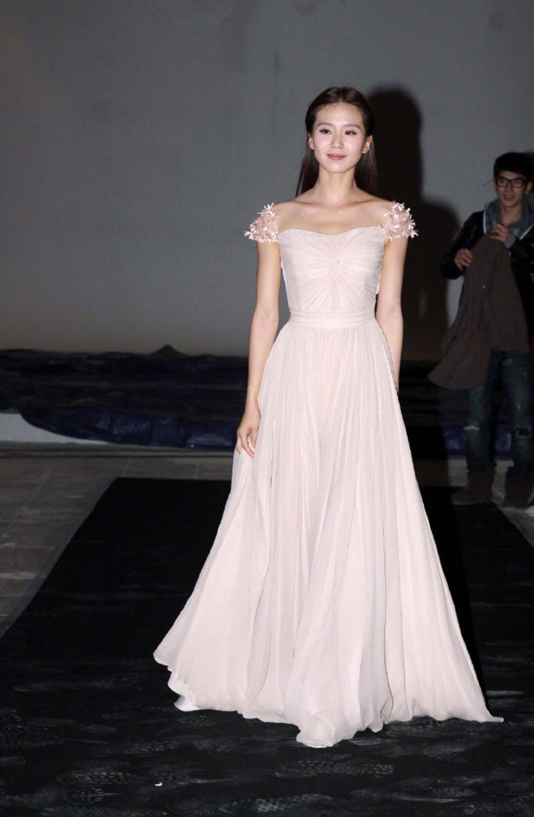 พร้อมส่ง ชุดราตรียาว สีขาว จับเดรปอกรูปหัวใจ ไหล่แต่งดอกไม้ 3 มิติสวยหวาน