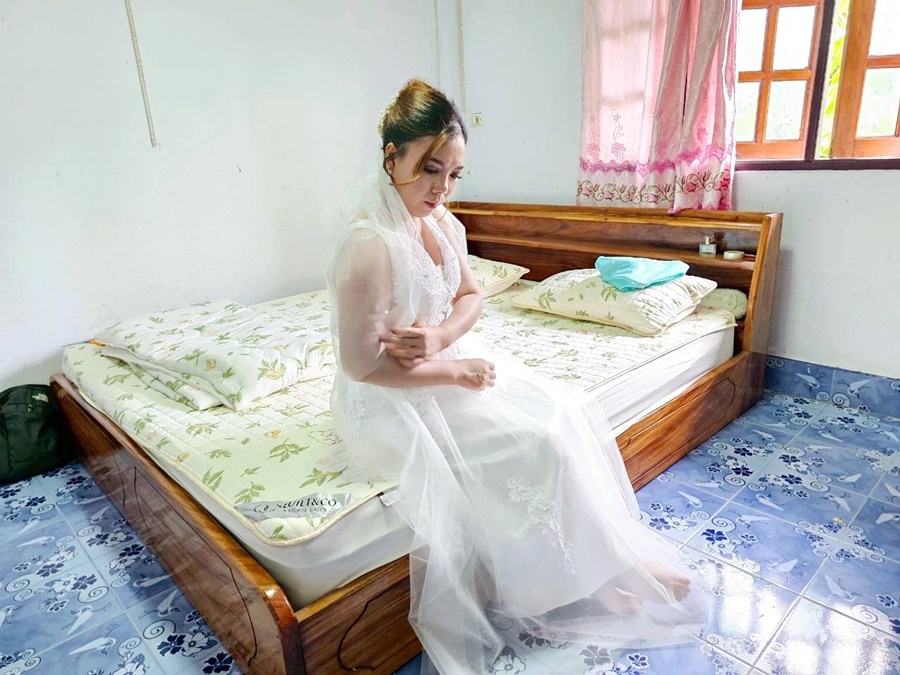 พร้อมเช่า ชุดแต่งงาน พรีเวดดิ้ง มินิมอล สีขาว แขนกุด (เชือกผูกหลัง)