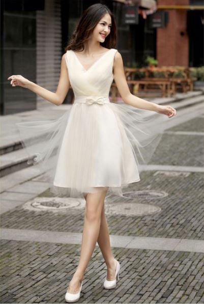 พร้อมส่ง ชุดราตรีสั้น แขนกุด สีครีม คอวี จับจีบผ้าโปร่งสวย แต่งโบว์ที่เอว