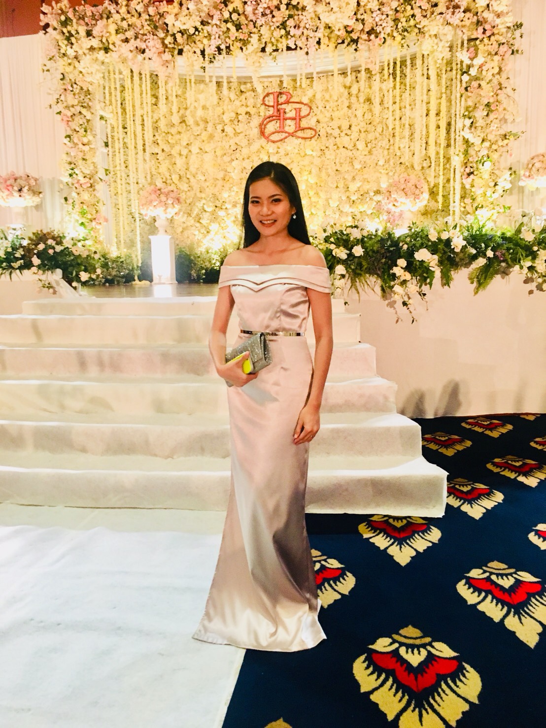 พร้อมเช่า ชุดเดรส ไหล่ปาดเว้าหัวใจ ผ่าข้าง ผ้าดัชเชส สีเทา