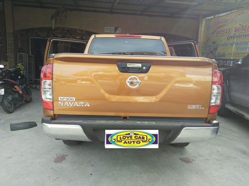 ยางปูพื้นรถยนต์เข้ารูป Nissan Navara 4 ประตู จิ๊กซอร์สีส้มขอบดำ