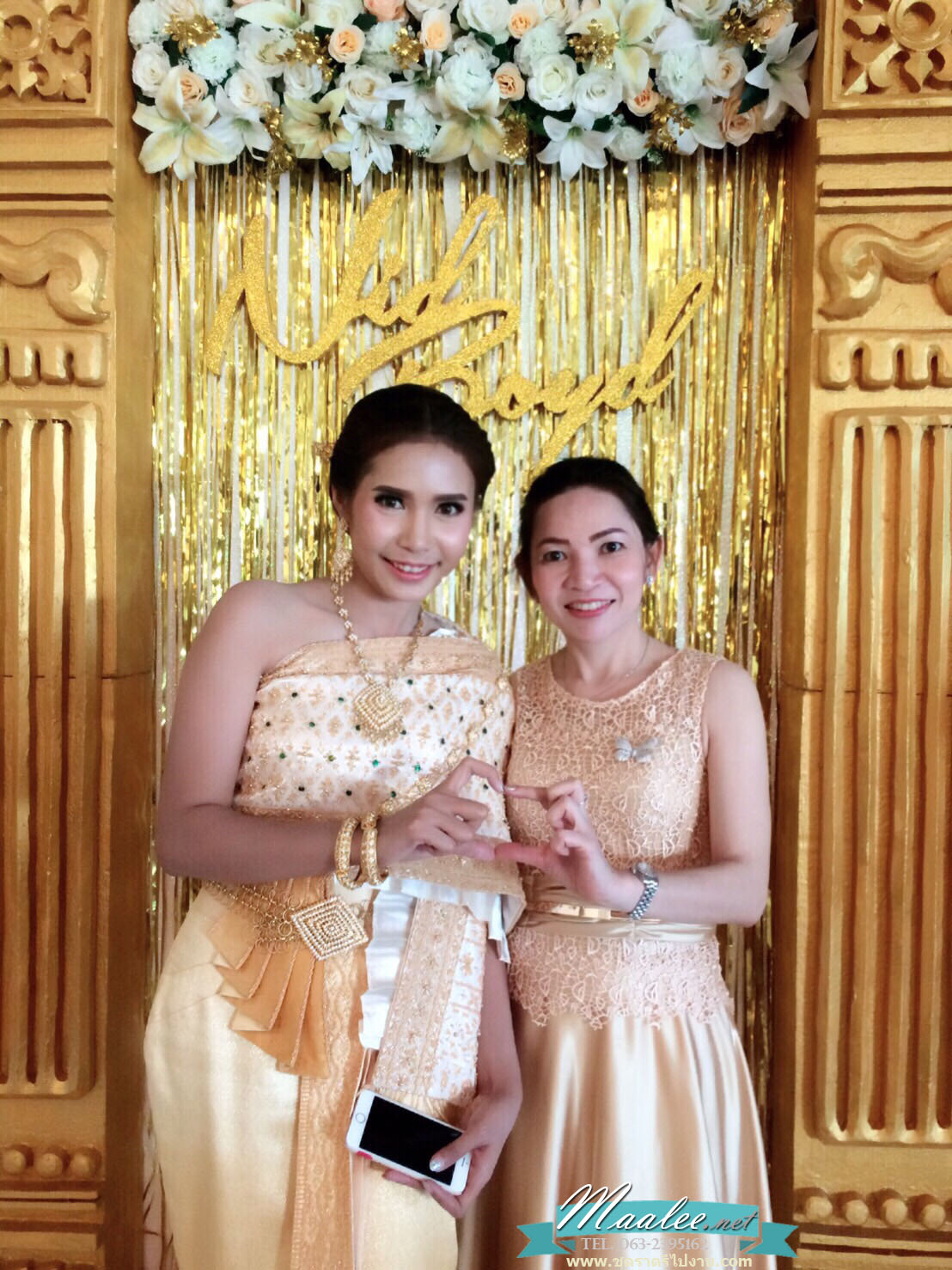 พร้อมเช่า ชุดราตรียาว แขนกุด แต่งลูกไม้ฉลุ ผาคาดเอวซาติน สีทอง สวยเรียบหรู