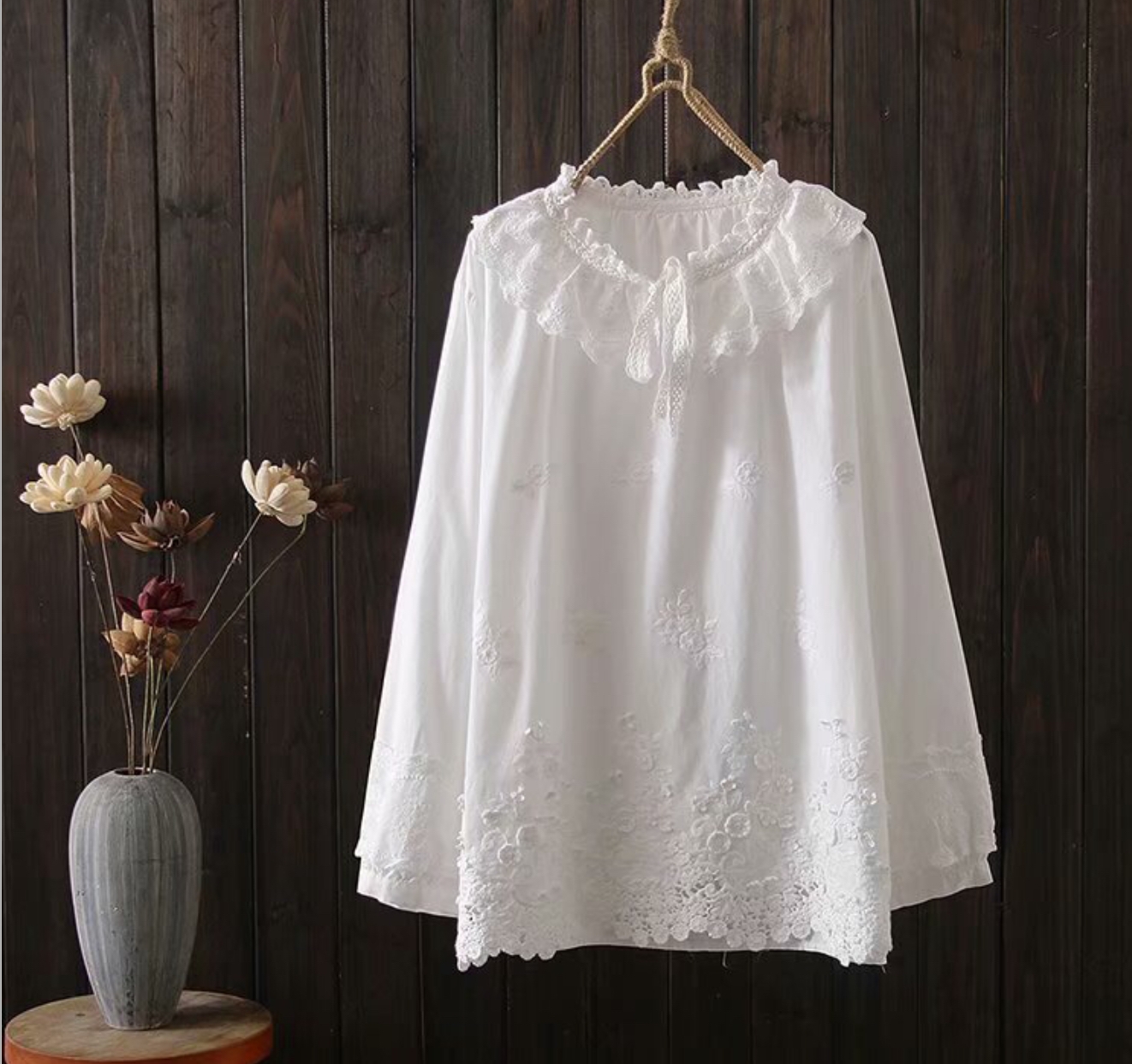 เสื้อลายปักลูกไม้แต่งคอระบาย