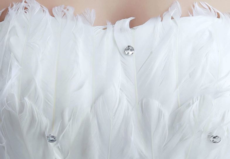 พร้อมเช่า ชุดแฟนซี ชุดราตรีสั้น สีขาว เกาะอก ขนนก กระโปรงระบายเป็นชั้น ๆ เชือกผูกหลัง