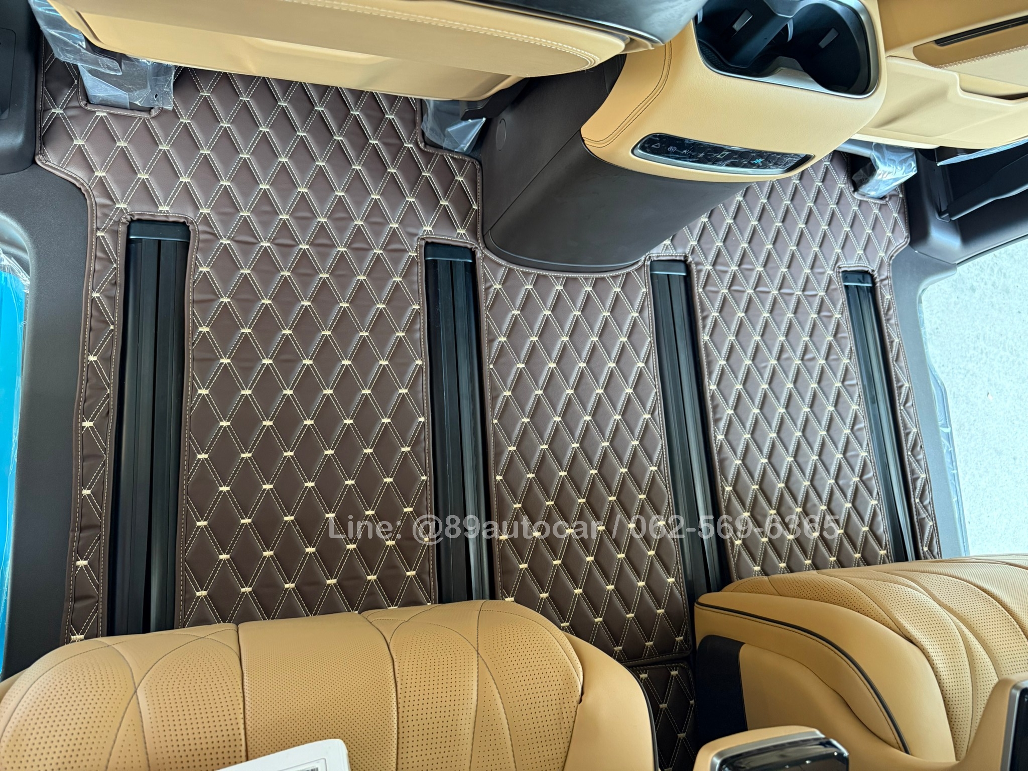 พรมปูพื้นรถตู้ BYD Denza D9 ปูพรมVVIP ด้ายคู่ สีกาแฟด้ายทอง เต็มคัน