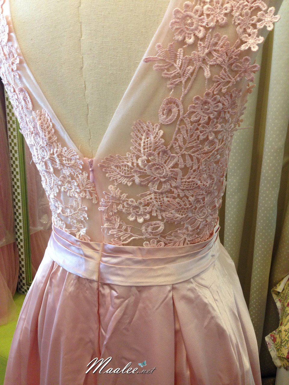 พร้อมเช่า ชุดราตรียาว แขนกุด สีเขียว อกแต่งลูกไม้ กรโปรงเนื้อผ้ามัน คาดเอวคริสตัล เซ็กซี่ผ้าหลัง เพิ่มเข็มกลัดโบว์ช่วงหลัง