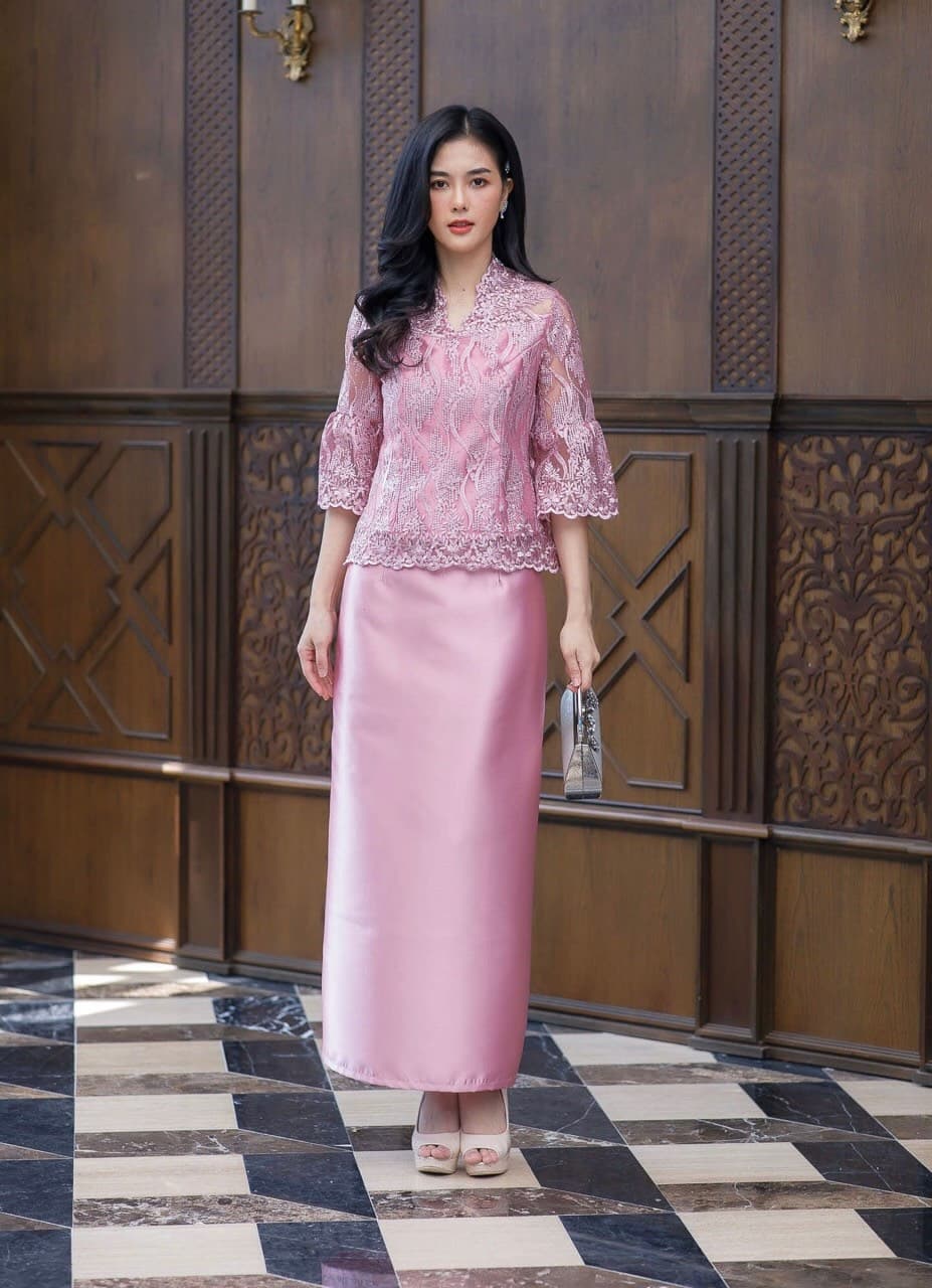 พร้อมเช่า ชุดไทยคุณแม่ เสื้อลูกไม้ ผ้าซิ่น แยกชิ้น เรียบหรู สีชมพูกะปิ