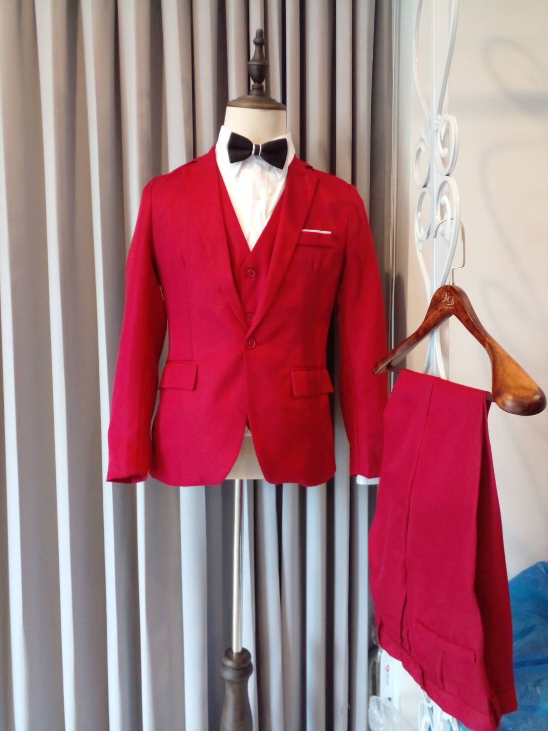 พร้อมเช่า ชุดสูทชาย (สูทแฟชั่น) เนื้อผ้าใส่สบาย สีแดง (มีเสื้อกั๊ก)
