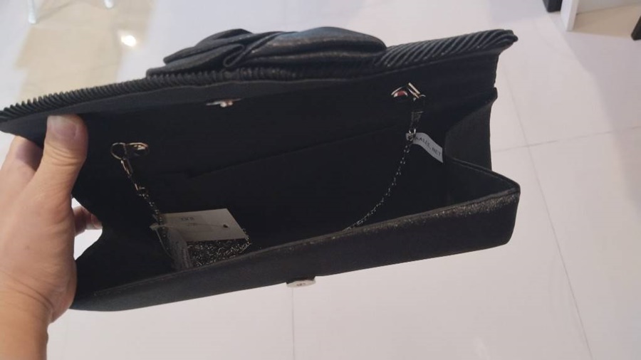 Sale พร้อมส่ง Evening Clutch กระเป๋าออกงาน สีดำ ผ้าซาตินอัดพลีต แต่งดอกกุหลาบ