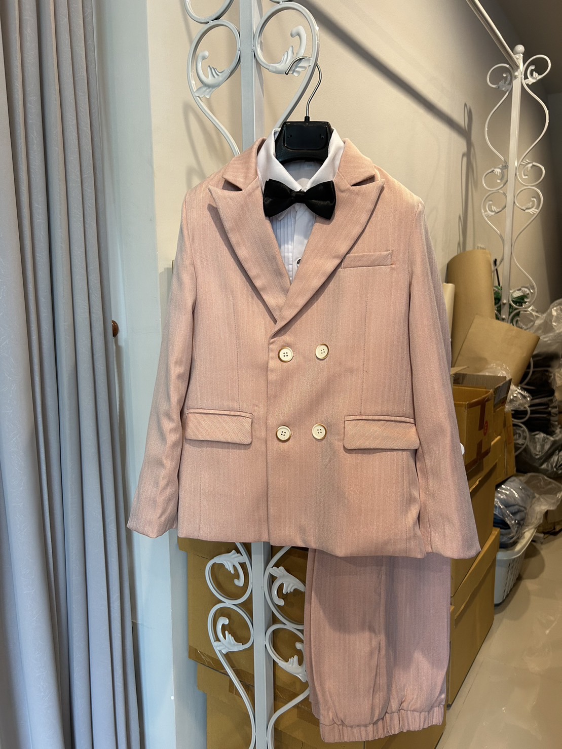 พร้อมเช่า ชุดสูทเด็กชาย สีชมพู ทอลายในเนื้อผ้า **พร้อมเช่าไซส์ 90,120,150**