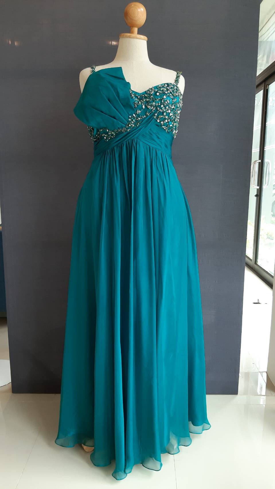 พร้อมเช่า ชุดราตรียาว สำหรับสาวอวบ สายเดี่ยว ผ้าชีฟอง ดีเทลเก๋ ปักเลื่อมอกกระโปรงพริ้วสวย สีเขียวน้ำทะเล