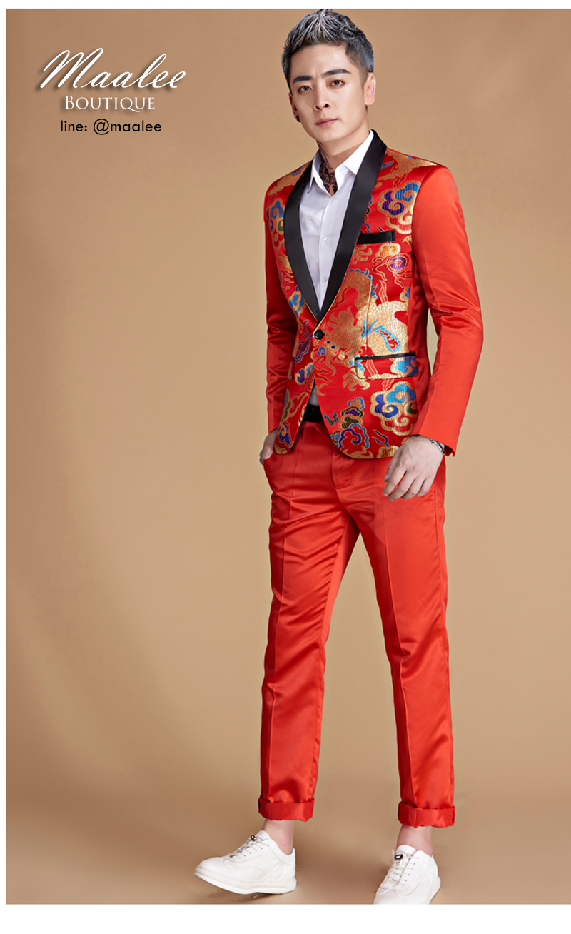 พร้อมเช่า ชุดสูทชาย สไตล์จีน สีแดง ปกทักซิโด้ดำ ผ้าแพรลายมังกร