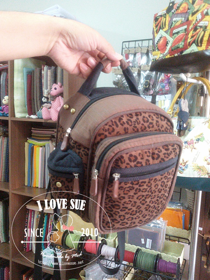 เป้ลายเสือ (old school backpack) - สั่งไม่ได้ค่ะผ้าหมด