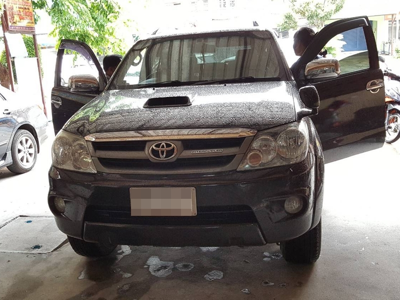 พรมกระดุมรถยนต์ Toyota Fortuner 2008-2014 กระดุมสีชมพูขอบชมพู