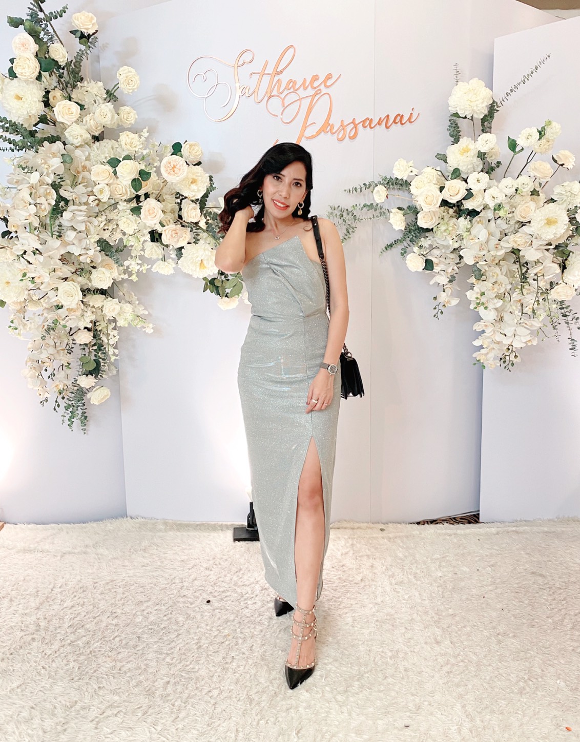 พร้อมเช่า ชุดเดรส เกาะอก ผ่าหน้าขา ผ้า Glitter สีเงิน