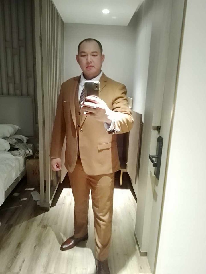 พร้อมเช่า ชุดสูทชาย สีน้ำตาล คลาสสิก รุ่นกระดุมเดียว (พร้อมเสื้อกั๊ก)