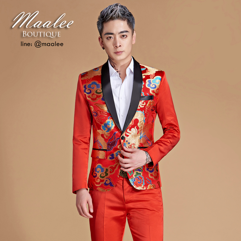 พร้อมเช่า ชุดสูทชาย สไตล์จีน สีแดง ปกทักซิโด้ดำ ผ้าแพรลายมังกร