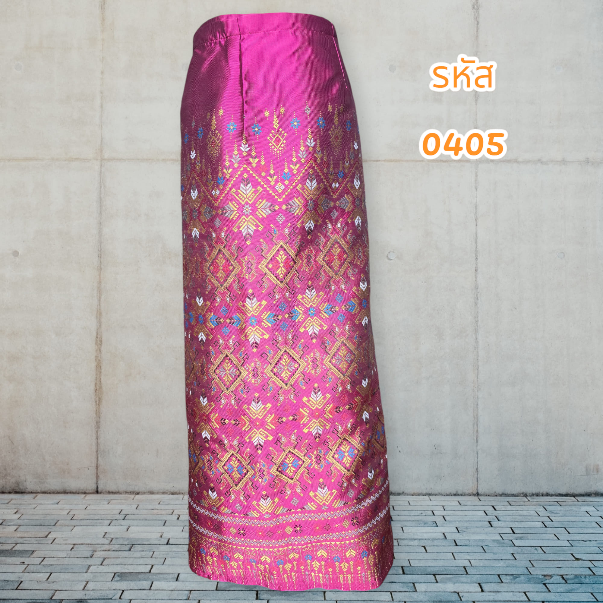 ผ้าถุงสำเร็จรูปแบบป้ายเย็บติดตะขอลายฉัตรสวรรค์สีแดง (อัดผ้ากาว)