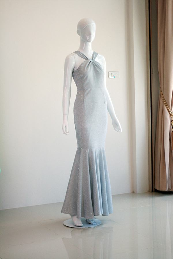 พร้อมเช่า ชุดเดรส คล้องคอ ทรงหางปลา ผ้า glitter ระยิบระยับ สีเงิน